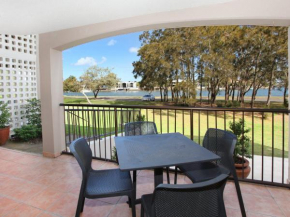 2 bedroom Apt on Parkyn Parade with pool and Airvconditioning